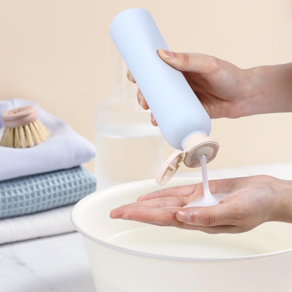 Travel Shampoo Bottle, Empty Plastic Squeeze Bottles 8.8oz with Flip Cap, Lotion Container for Toiletries Travel Size Shampoo and Conditioner