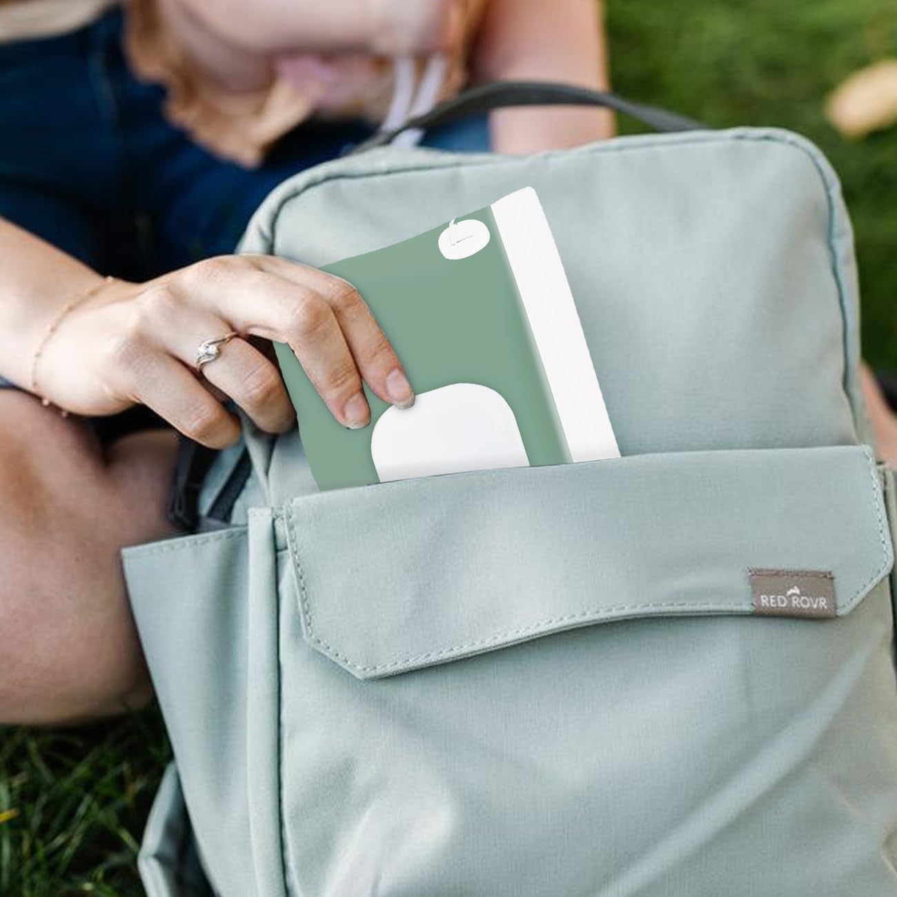 Baby wipes dispenser，portable baby wipes holder for outdoor, Refillable baby wipes container, on the go wet wipe pouch for travel, resuable wipes dispenser for hiking (green)