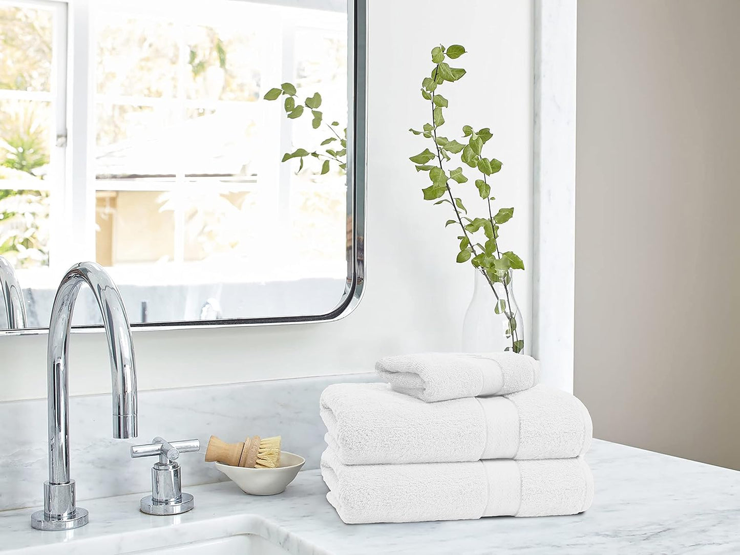 GLAMBURG 700 GSM Premium 8-Piece Towel Set - Contains 2 Bath Towels 30x54, 2 Hand Towels 16x28, 4 Wash Cloths 13x13 - Luxury Hotel & Spa Quality - Durable Ultra Soft Highly Absorbent - White