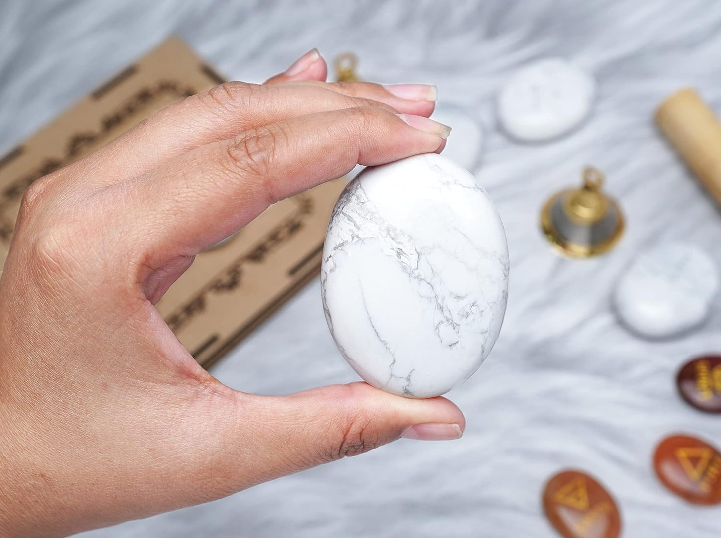 Crocon 50mm howlite Large Oval Palm Stone 900+ Carats Pocket Massage Worry Stones for Natural Body Chakra Balancing Reiki Healing Stones and Crystal Grid Healing Massage Spa Energy Crystals