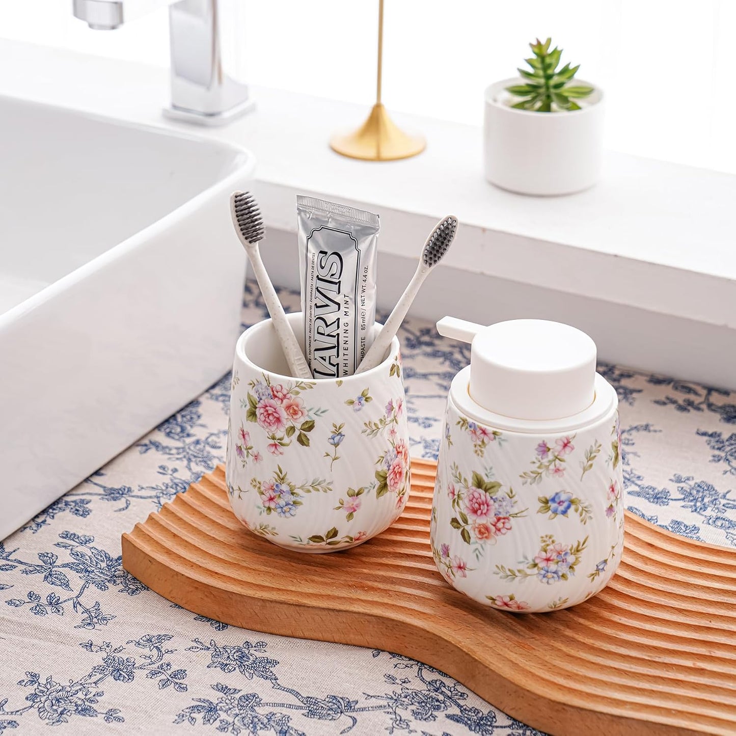 Foam soap Dispenser with Pump,13.5 oz foaming Hand soap Holder with Easy-to-Press Pump for Bathroom refillable Liquid Hand soap Dispenser (Foam-Little Flowers)